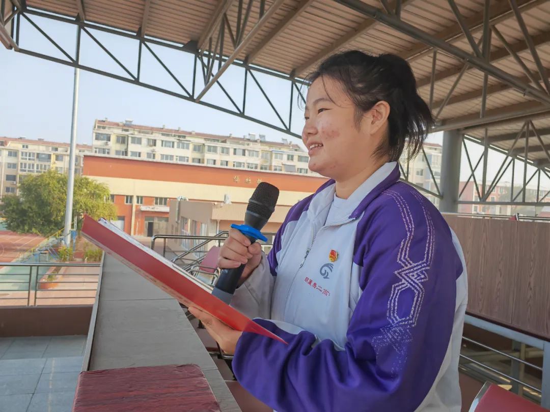 孝老爱亲 践行社会主义核心价值观——葫芦岛市第二高级中学举行本学期第三次升旗仪式