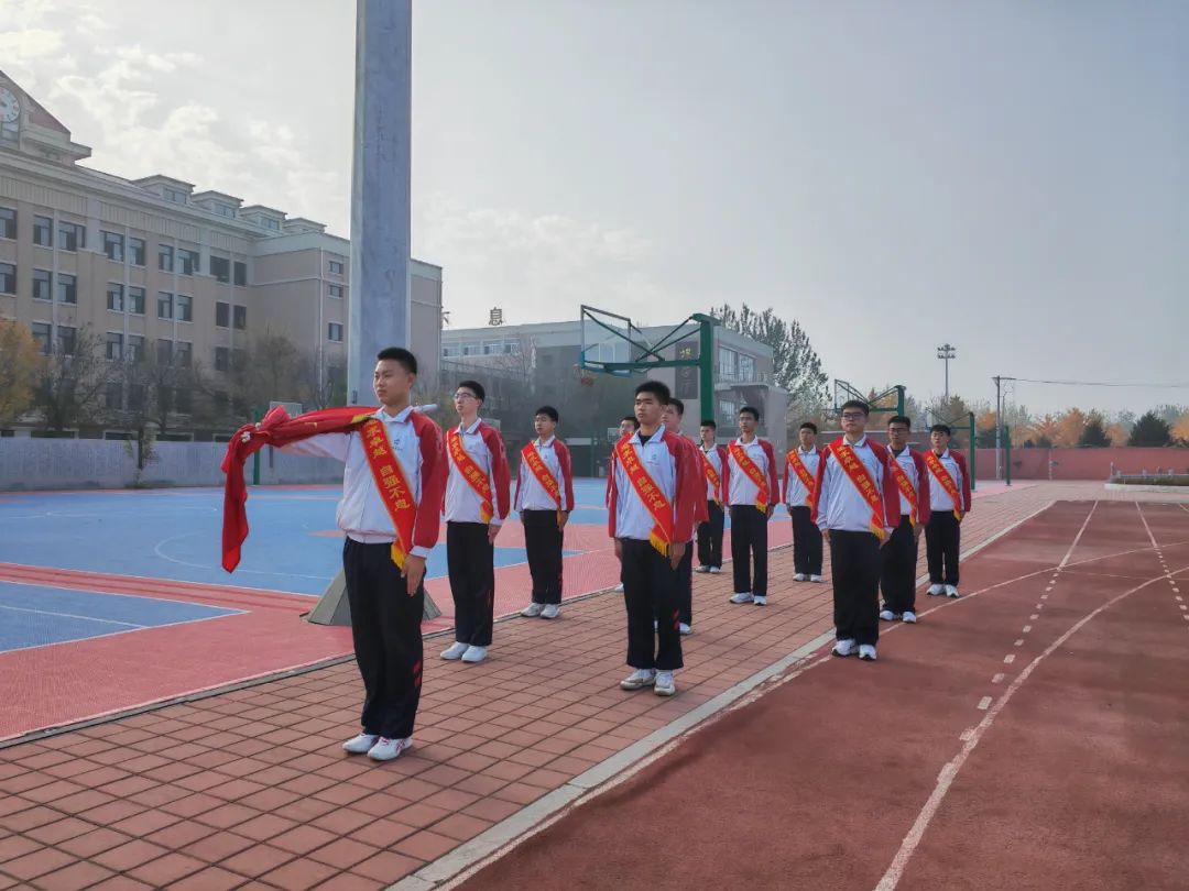孝老爱亲 践行社会主义核心价值观——葫芦岛市第二高级中学举行本学期第三次升旗仪式