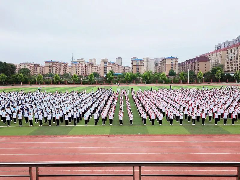 传承雷锋精神 争做时代先锋——葫芦岛市第二高级中学举行本学期第二次升旗仪式
