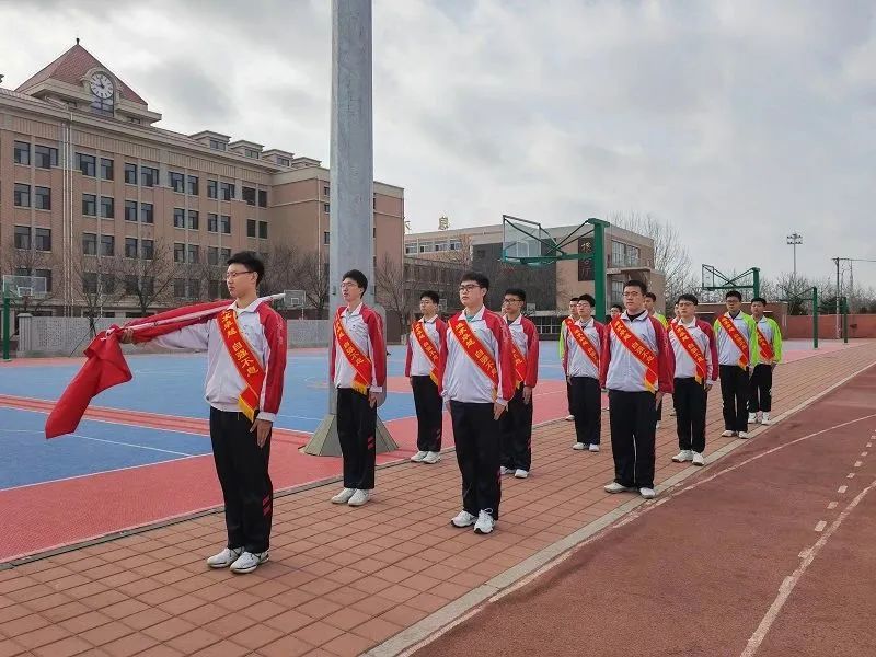 追风赶月莫停留 逐梦前行铸辉煌——葫芦岛市第二高级中学举行本学期第三次升旗仪式