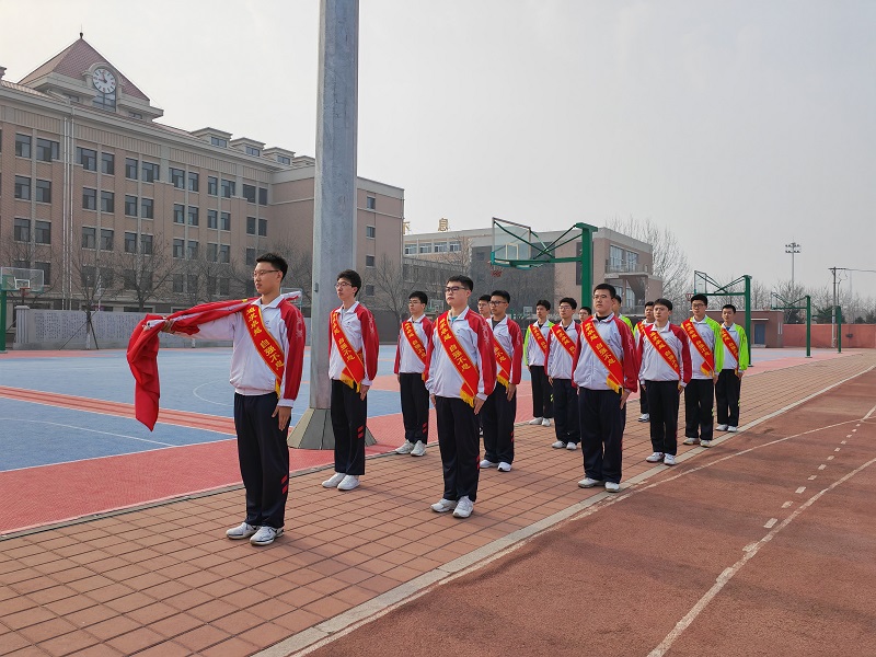 积绵薄之力成就文明之风 聚素养之光点亮家国之梦——葫芦岛市第二高级中学举行本学期第四次升旗仪式