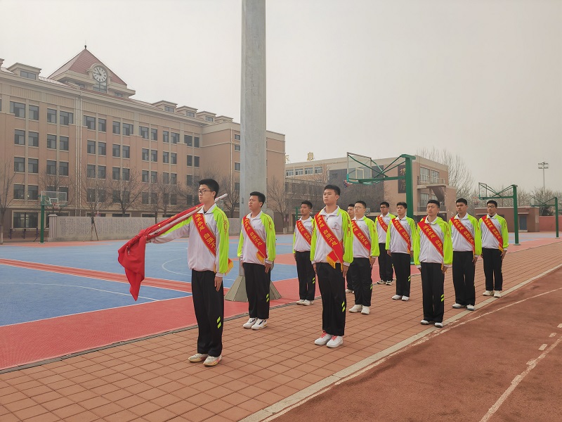 缅怀革命先烈 担当青年使命——葫芦岛市第二高级中学举行本学期第七次升旗仪式