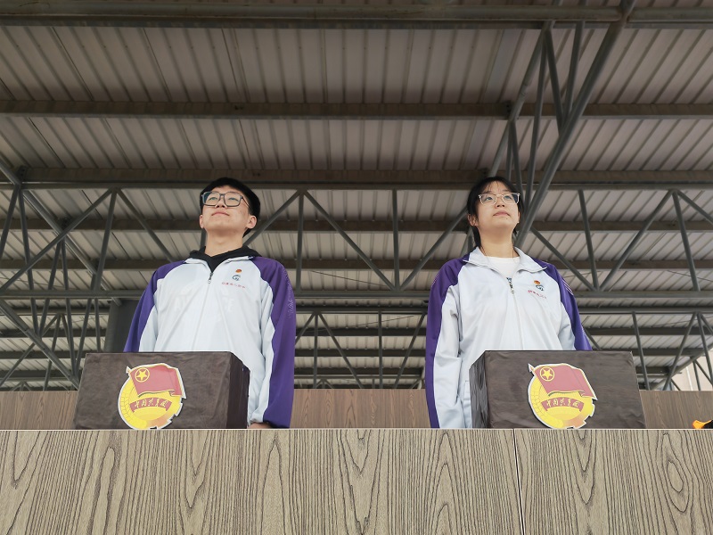 缅怀革命先烈 担当青年使命——葫芦岛市第二高级中学举行本学期第七次升旗仪式