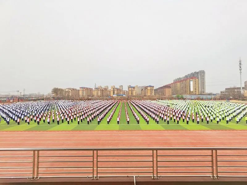 自主学习 自主管理 自主发展——葫芦岛市二高中举行“成为最好的自己”主题升旗仪式