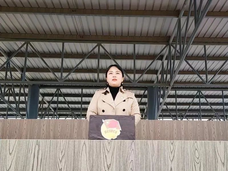 自主学习 自主管理 自主发展——葫芦岛市二高中举行“成为最好的自己”主题升旗仪式