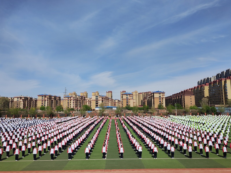 保持心理健康 争做阳光少年——葫芦岛市第二高级中学举行本学期第十次升旗仪式