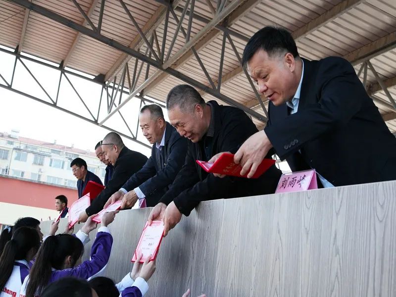 不忘初心梦想 拼搏铸就辉煌——葫芦岛市第二高级中学举行2023届高三毕业典礼