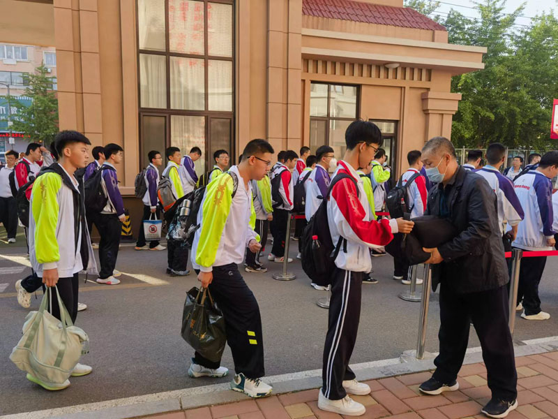 警钟长鸣 警校联动 为校园安全保驾护航——市二高中开展校园管制刀具等违禁物品检查收缴专项行动