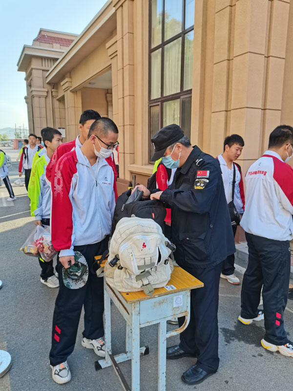 警钟长鸣 警校联动 为校园安全保驾护航——市二高中开展校园管制刀具等违禁物品检查收缴专项行动