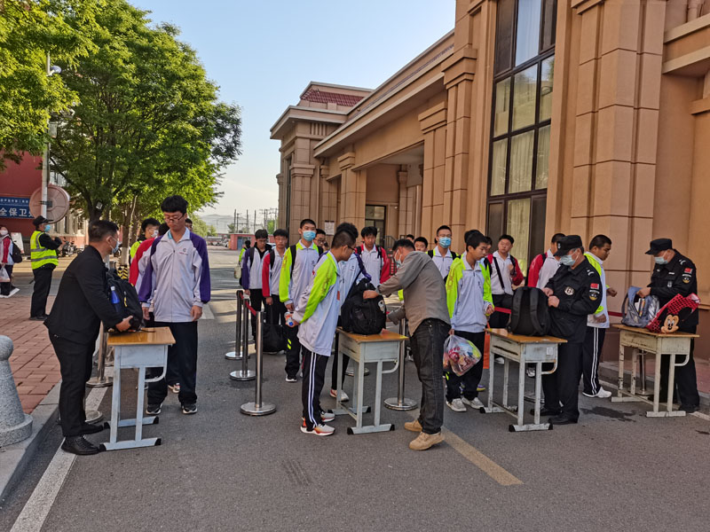 警钟长鸣 警校联动 为校园安全保驾护航——市二高中开展校园管制刀具等违禁物品检查收缴专项行动