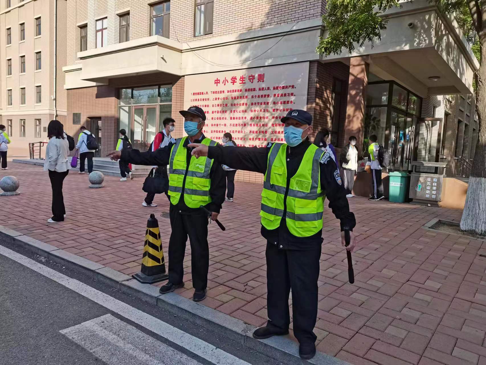 警钟长鸣 警校联动 为校园安全保驾护航——市二高中开展校园管制刀具等违禁物品检查收缴专项行动