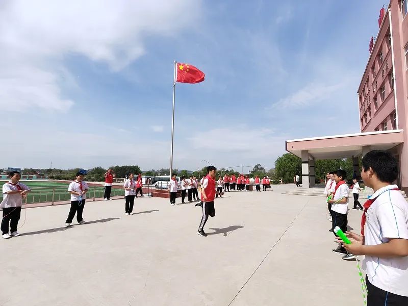 凝聚青春力量 弘扬志愿精神——市二高中开展“助学支教行 志愿我先行”学雷锋志愿服务活动