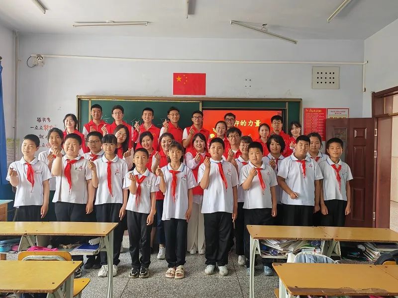 凝聚青春力量 弘扬志愿精神——市二高中开展“助学支教行 志愿我先行”学雷锋志愿服务活动