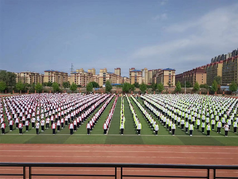 学习贯彻党的二十大精神 争做新时代追梦人——葫芦岛市第二高级中学举行本学期第十三次升旗仪式