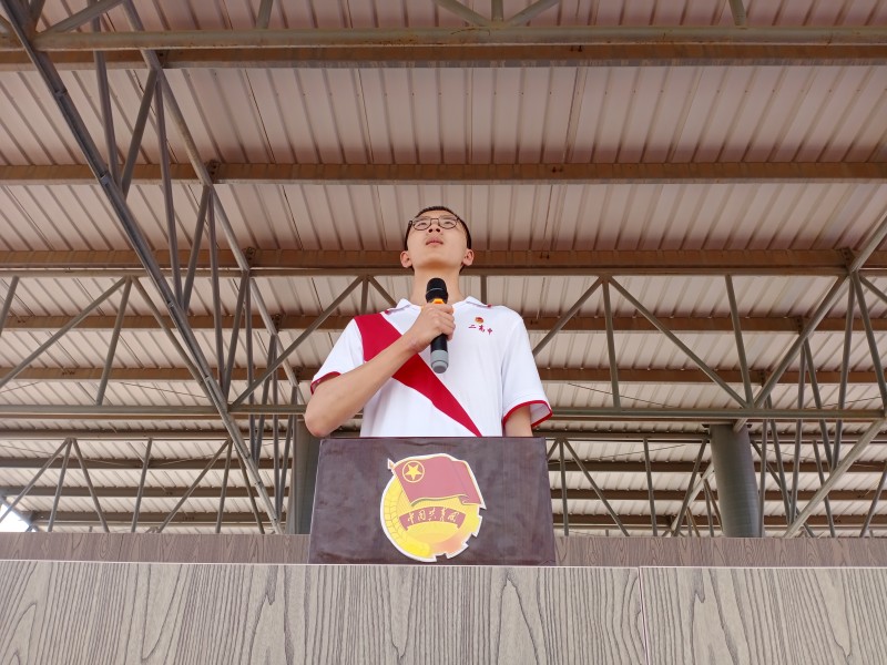 学习贯彻党的二十大精神 争做新时代追梦人——葫芦岛市第二高级中学举行本学期第十三次升旗仪式