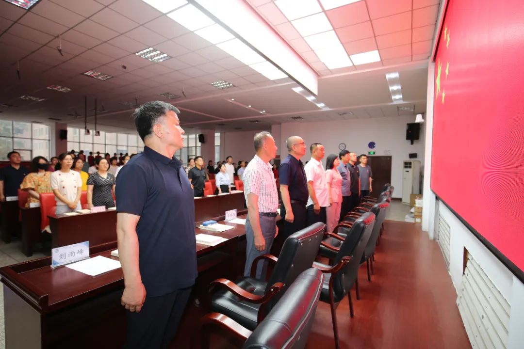 笃行不怠守初心 踔厉奋发再启程——市二高中党委组织召开庆祝中国共产党建立102周年暨“两优一先”七一表彰大会
