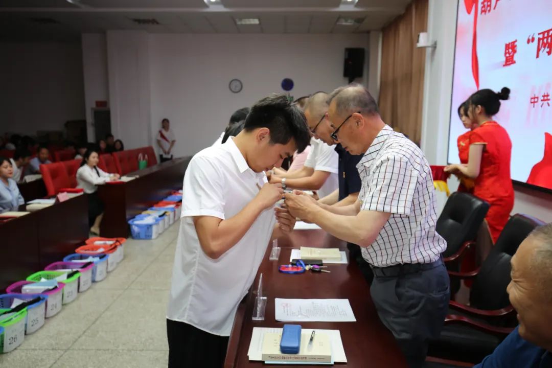 笃行不怠守初心 踔厉奋发再启程——市二高中党委组织召开庆祝中国共产党建立102周年暨“两优一先”七一表彰大会