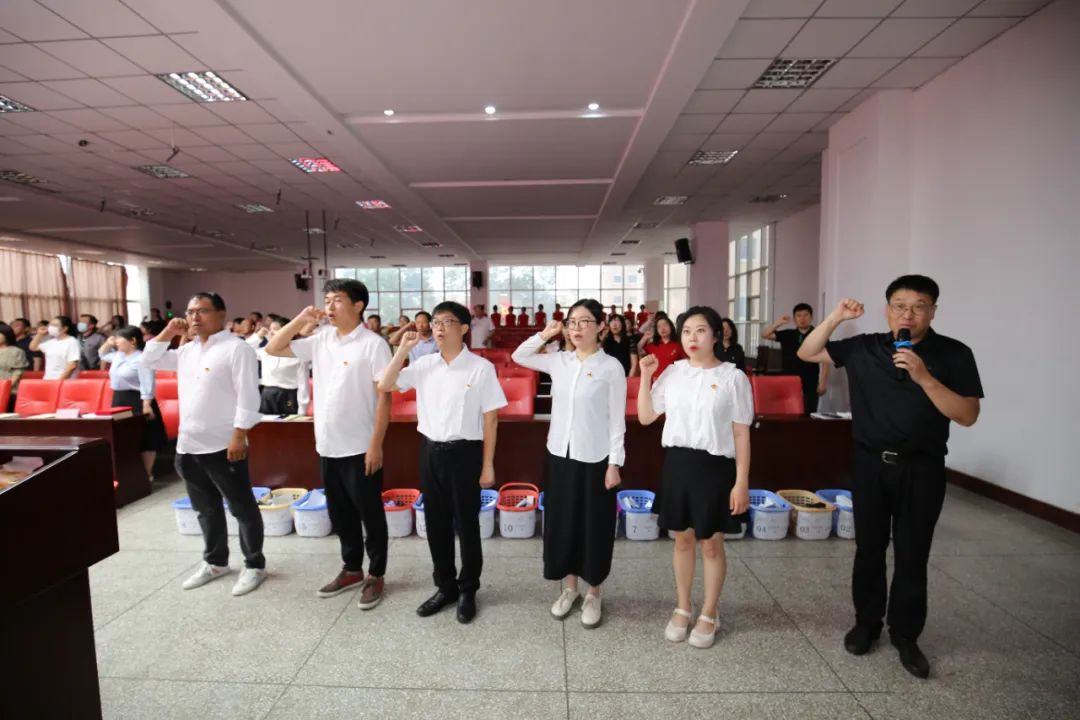 笃行不怠守初心 踔厉奋发再启程——市二高中党委组织召开庆祝中国共产党建立102周年暨“两优一先”七一表彰大会