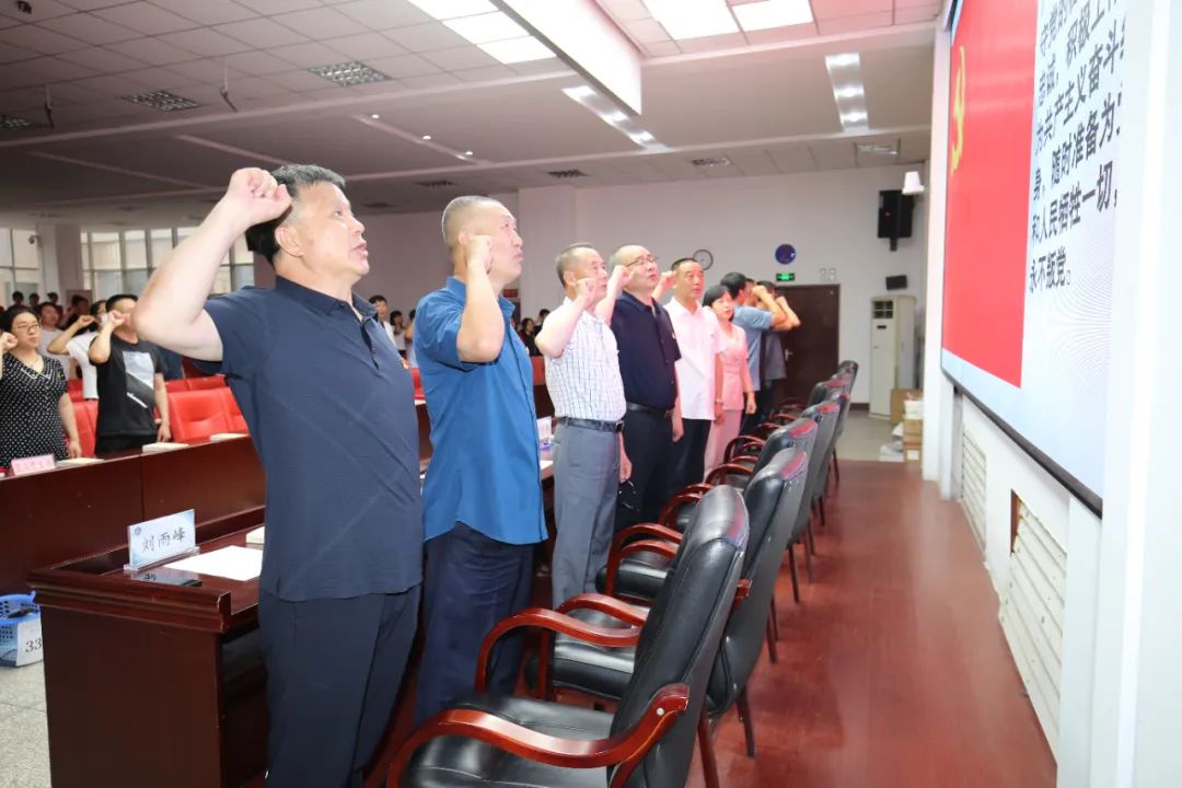 笃行不怠守初心 踔厉奋发再启程——市二高中党委组织召开庆祝中国共产党建立102周年暨“两优一先”七一表彰大会