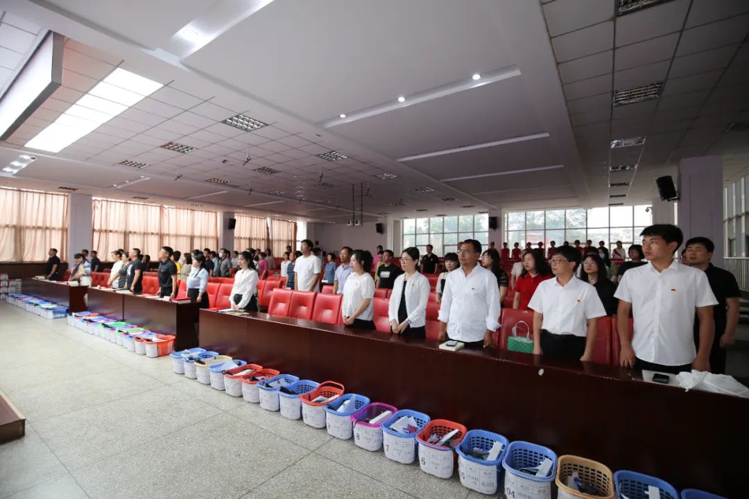 笃行不怠守初心 踔厉奋发再启程——市二高中党委组织召开庆祝中国共产党建立102周年暨“两优一先”七一表彰大会