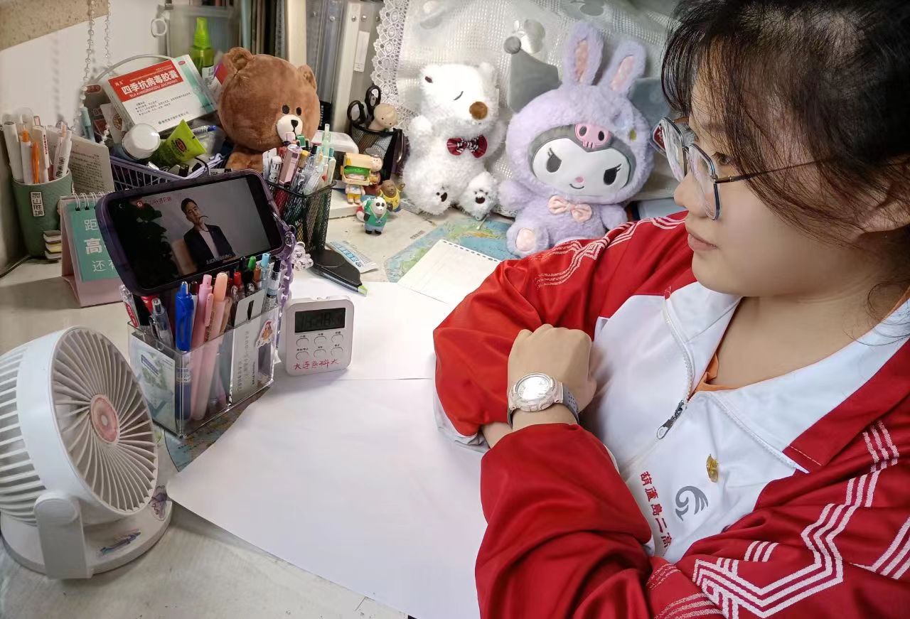 赓续红色血脉 坚定理想信念-------葫芦岛市第二高级中学组织学生收看“同上一堂文艺精品思政大课”节目