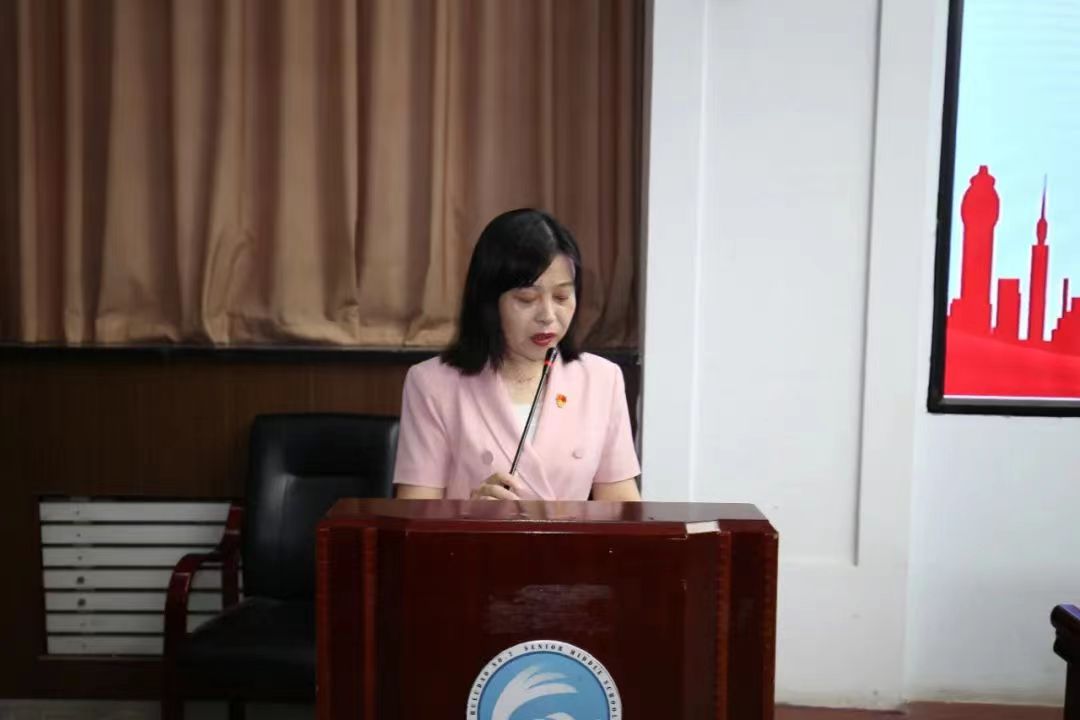 护航青春  家校同行 ——市家庭教育讲师团成员、市实验高中校长刘忠来到市二高中开展宣讲