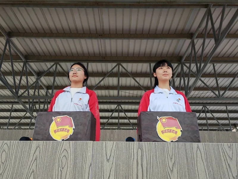 拒绝校园欺凌 守护阳光校园——葫芦岛市第二高级中学举行本学期第四次升旗仪式