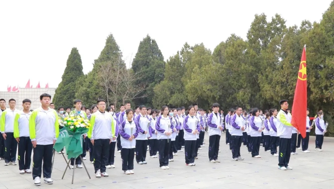 缅怀革命先烈 传承红色基因——葫芦岛市第二高级中学开展“清明祭英烈”主题团日活动