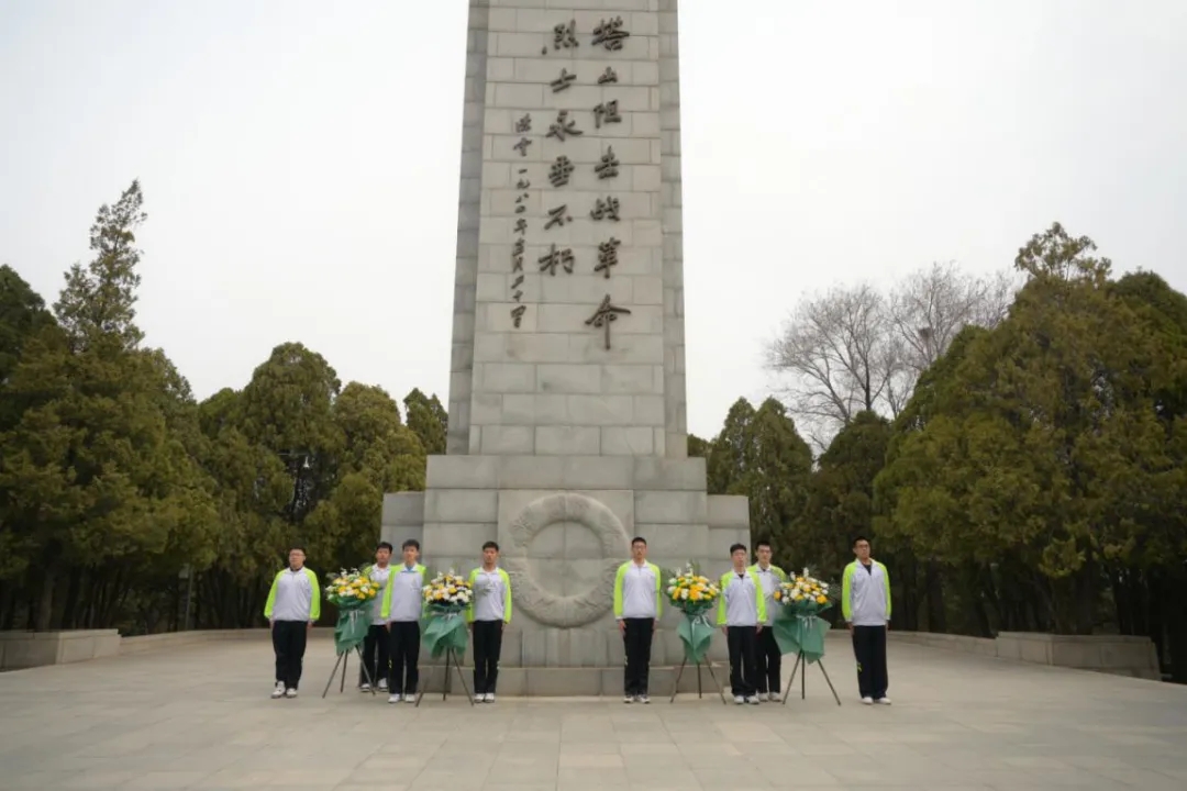 缅怀革命先烈 传承红色基因——葫芦岛市第二高级中学开展“清明祭英烈”主题团日活动