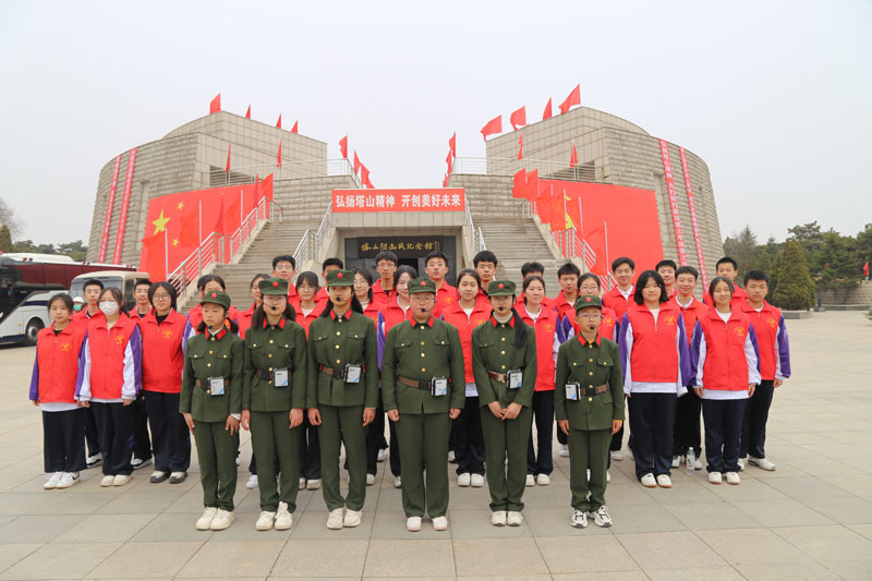 走进红色场馆 感悟英烈精神——市二高中“缅怀革命先烈，传承红色基因”主题学雷锋志愿服务活动