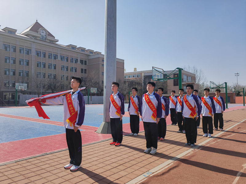 社会实践修身心 知行合一促成长——葫芦岛市第二高级中学举行本学期第五次升旗仪式