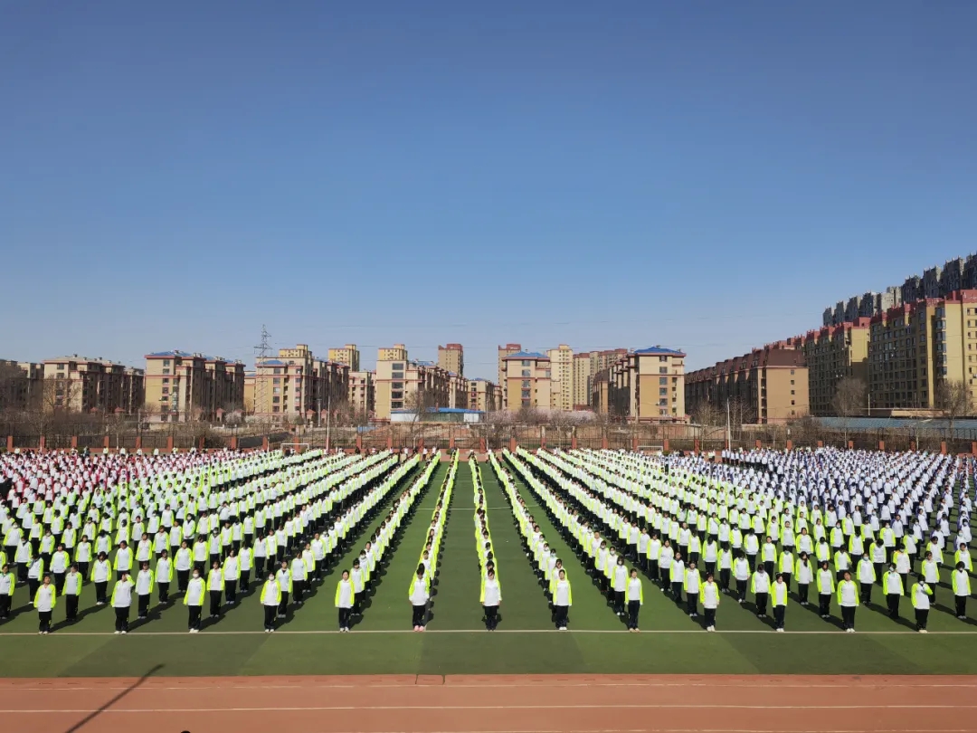 青春向党 奋斗强国——葫芦岛市第二高级中学举行本学期第六次升旗仪式