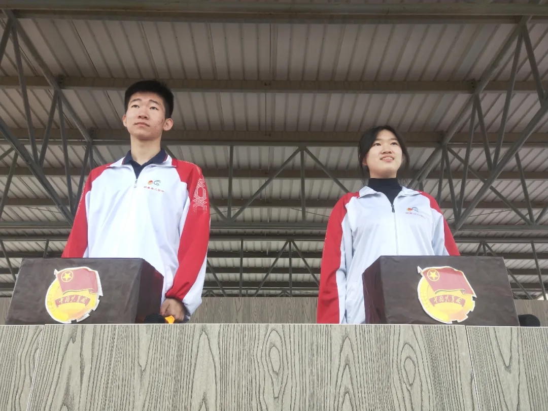 青春向党 奋斗强国——葫芦岛市第二高级中学举行本学期第六次升旗仪式