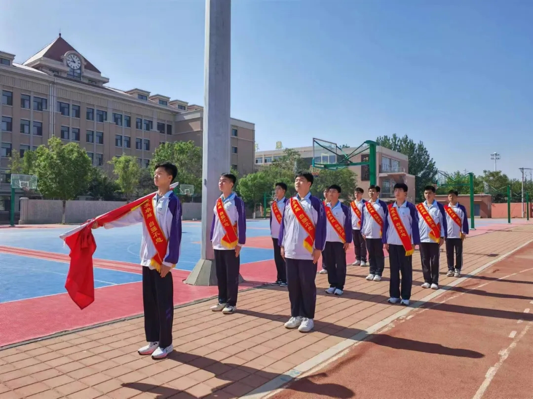 拥有阳光心理 享受快乐人生——葫芦岛市第二高级中学举行本学期第八次升旗仪式