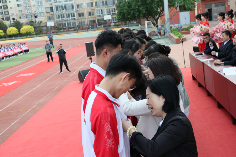 十八而志勇担当 强国有我谱华章——葫芦岛市二高中举行2024届成人宣誓仪式暨高三毕业典礼