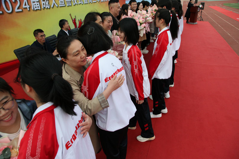 十八而志勇担当 强国有我谱华章——葫芦岛市二高中举行2024届成人宣誓仪式暨高三毕业典礼