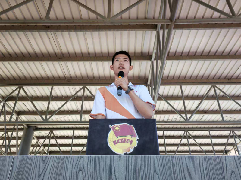 在挫折中进步 在逆境中成长——葫芦岛市第二高级中学举行本学期第十二次升旗仪式