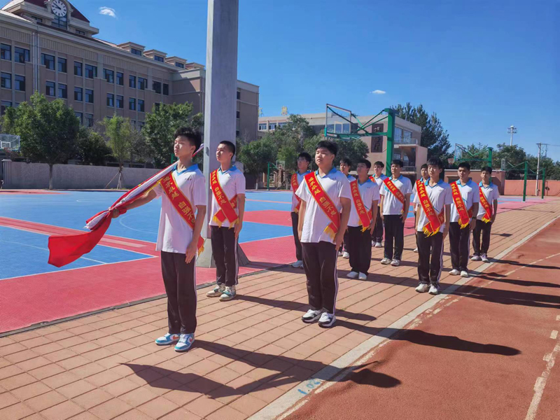 在挫折中进步 在逆境中成长——葫芦岛市第二高级中学举行本学期第十二次升旗仪式