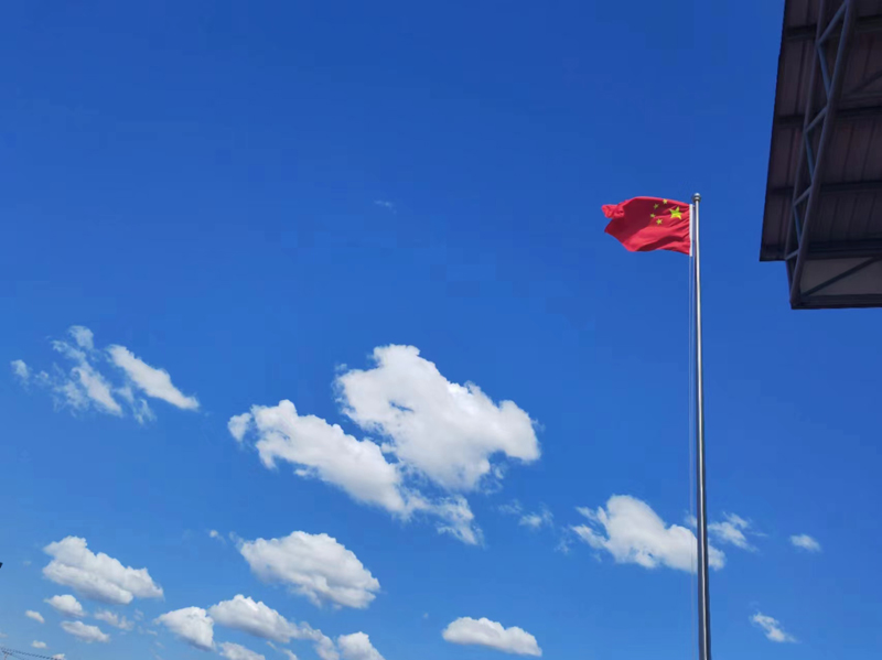 在挫折中进步 在逆境中成长——葫芦岛市第二高级中学举行本学期第十二次升旗仪式