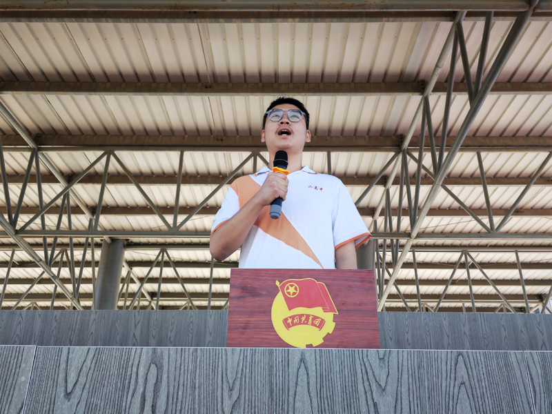 踏求学征程 圆强国之梦——葫芦岛市第二高级中学举行本学期第一次升旗仪式