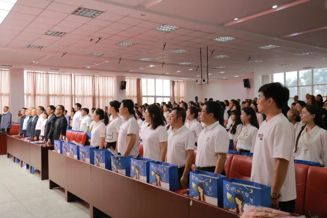 大力弘扬教育家精神，加快建设教育强国——葫芦岛市第二高级中学开展庆祝第40个教师节主题党日活动