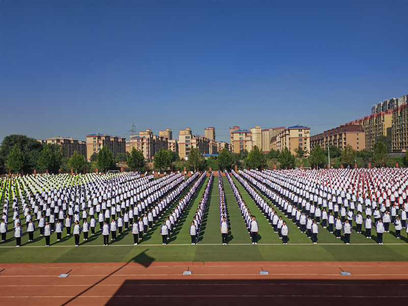 红旗漫卷庆华诞 青春向党写华章——葫芦岛市第二高级中学举行本学期第四次升旗仪式