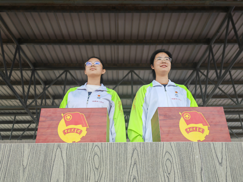 红旗漫卷庆华诞 青春向党写华章——葫芦岛市第二高级中学举行本学期第四次升旗仪式