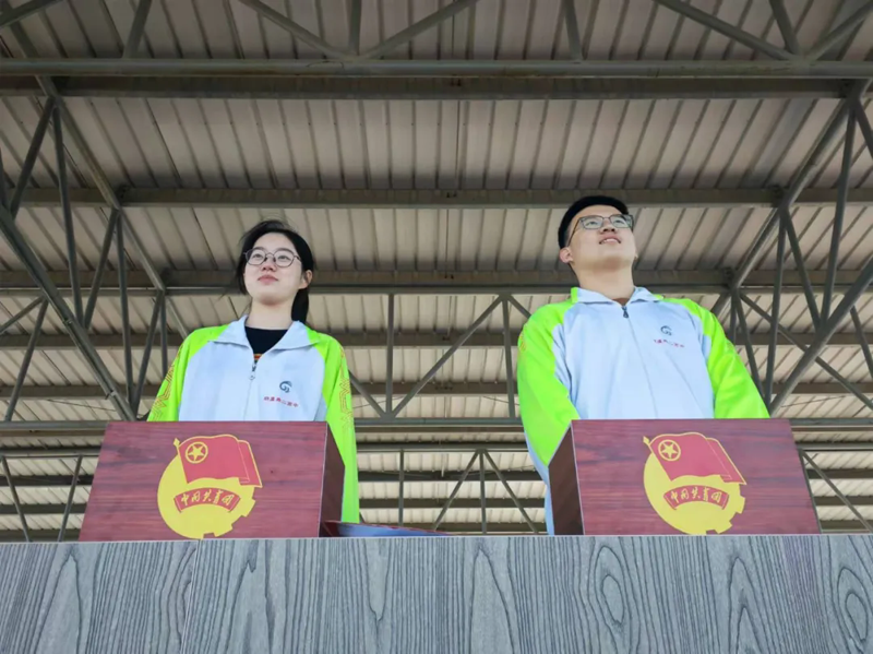 弘扬抗美援朝精神 争做新时代爱国少年——葫芦岛市第二高级中学举行本学期第五次升旗仪式