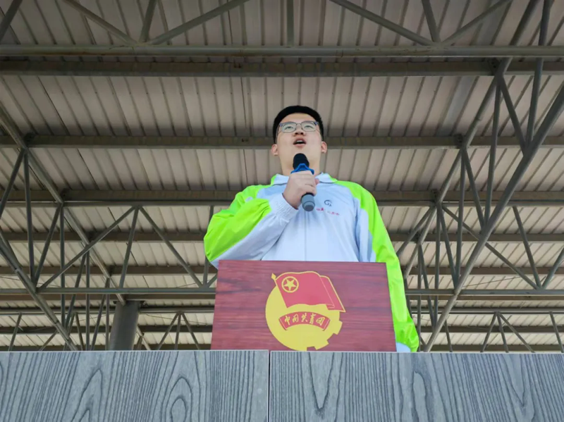 弘扬抗美援朝精神 争做新时代爱国少年——葫芦岛市第二高级中学举行本学期第五次升旗仪式