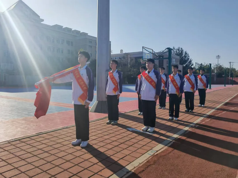 弘扬抗美援朝精神 争做新时代爱国少年——葫芦岛市第二高级中学举行本学期第五次升旗仪式