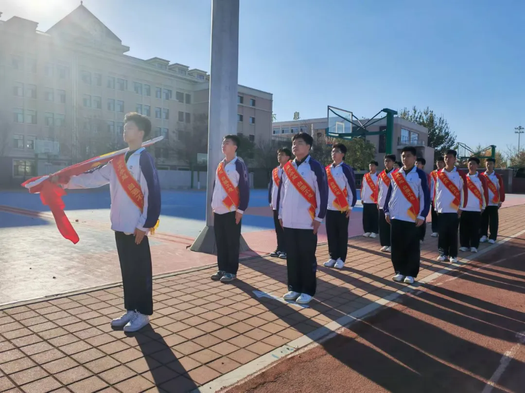消防记心中 安全伴一生——葫芦岛市第二高级中学举行本学期第七次升旗仪式