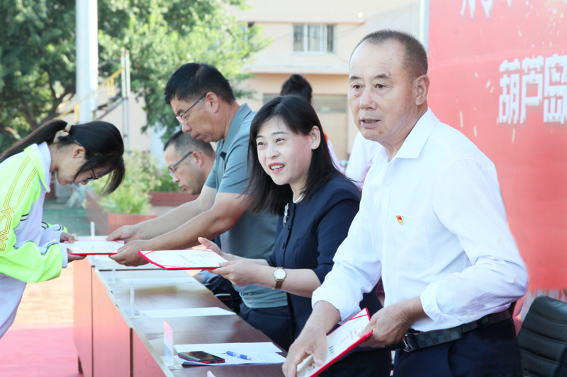 不忘初心育桃李 凝心聚力谱华章——市二高中举行2025—2026学年上学期开学典礼