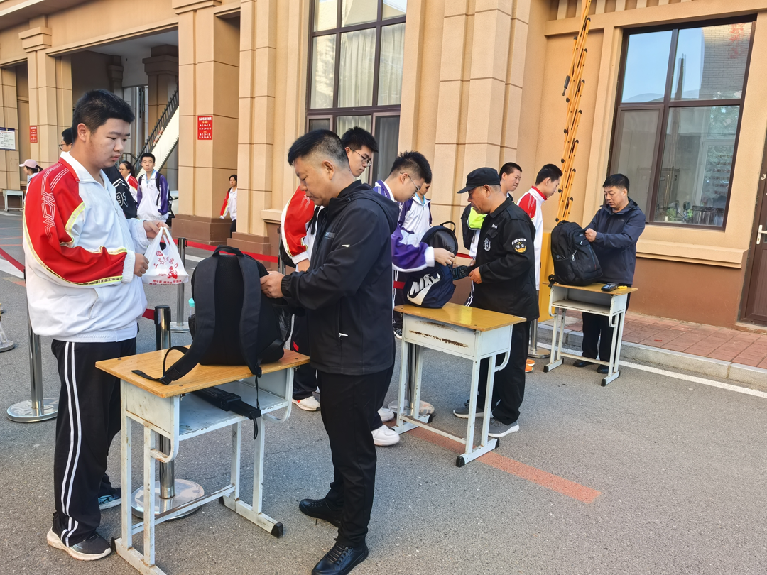 筑牢安全防线 护航新的学期——葫芦岛市第二高级中学2025-2026学年度第一学期开学安全工作纪实