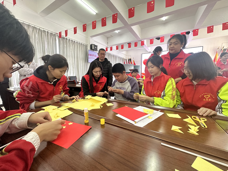 心手相连 与爱同行——赴市特殊教育学校志愿服务活动暨市二高中“行走的大思政课”活动